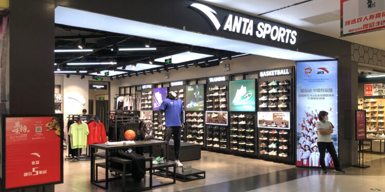 Кинески спортски бренд кој им се заканува на гигантите Nike и Adidas