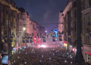 Фудбалска еуфорија во Босна по елиминацијата на Италија во баражот (ВИДЕО)