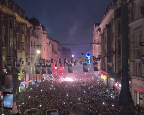 Фудбалска еуфорија во Босна по елиминацијата на Италија во баражот (ВИДЕО)