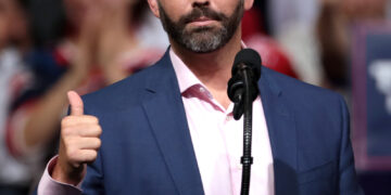 „ЕУ е катастрофа што треба да се поправи“: Синот на Трамп на панел-дискусија во Бања Лука