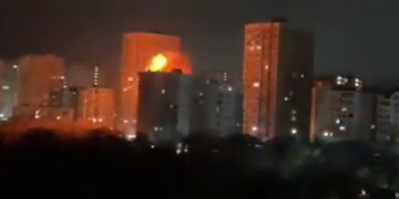 Ноќен напад врз Русија, соборени повеќе од сто дронови: Половина милион без струја, погодена и зграда (ВИДЕО)