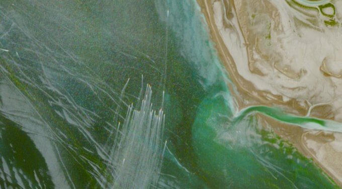 Ова е сателитска снимка од „рој“ брзи ирански воени чамци во Ормутскиот теснец