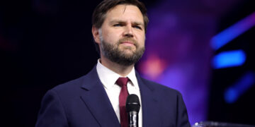 На чело на делегацијата на САД, Џеј Ди Венс патува кон Пакистан на преговори со Иран