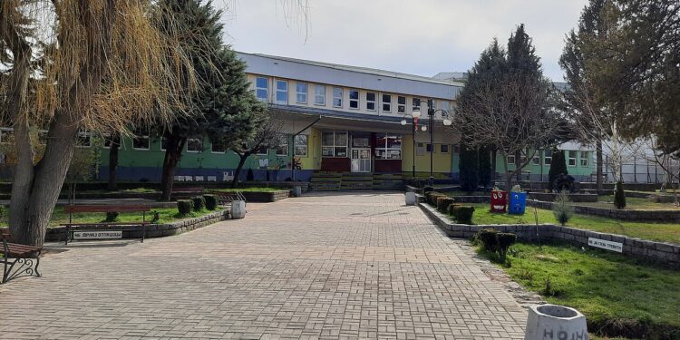 Вандализам во ООУ „Ванчо Прќе“ во Штип: Оштетени смарт табли, компјутери и училишен инвентар, привремено прекината настава