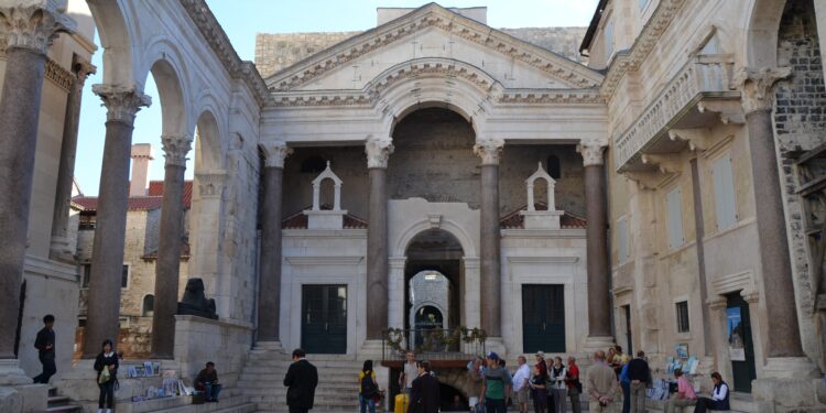 Ексклузивна понуда: Куќа од 13. век во Диоклецијановата палата се продава во Сплит