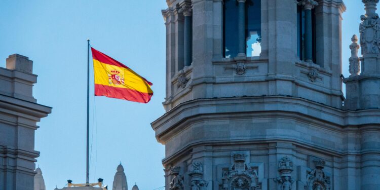 Шпанија планира легализација на до 500.000 мигранти: Опозицијата најавува блокада