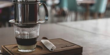 Растечкиот тренд на виетнамското кафе: Слатко, кремасто и визуелно привлечено