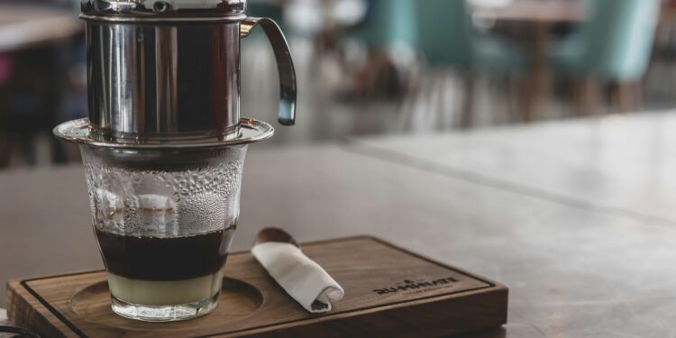 Растечкиот тренд на виетнамското кафе: Слатко, кремасто и визуелно привлечено