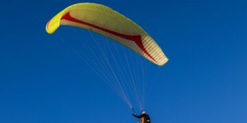 Параглајдерист промаши мајка и дете и удри во столб на шеталиштето во Охрид