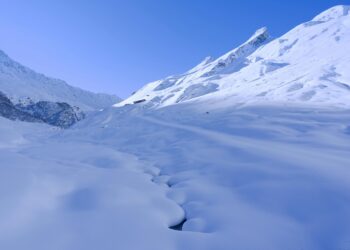 Голем леден блок ја блокира рутата на Монт Еверест: Стотици алпинисти заглавени во базниот камп