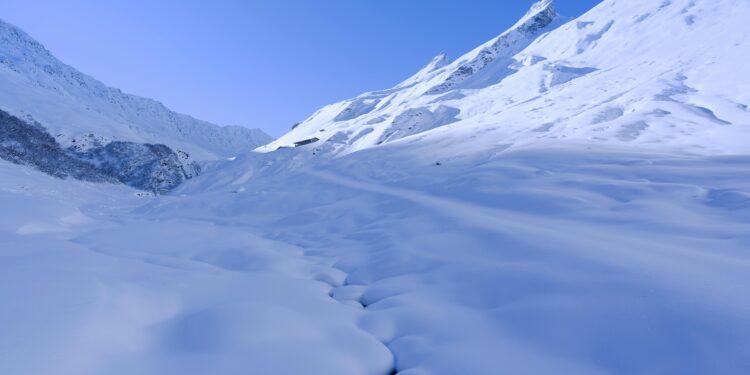 Голем леден блок ја блокира рутата на Монт Еверест: Стотици алпинисти заглавени во базниот камп