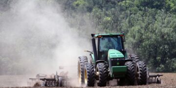 Владата на Босна и Херцеговина одобри 2,5 милиони литри дизел од стоковните резерви за земјоделците