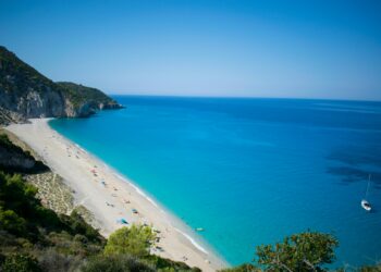 Грција воведува „црвена зона“: Нов модел на користење на плажите