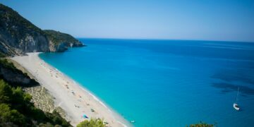 Грција воведува „црвена зона“: Нов модел на користење на плажите