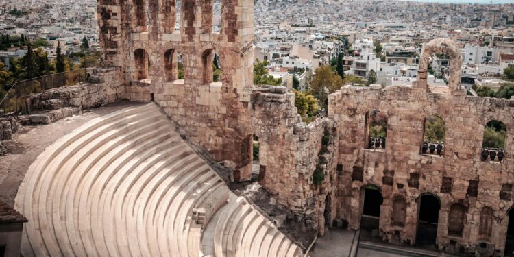 Градските власти во Атина најавуваат строги регулации поради пренатрупаност