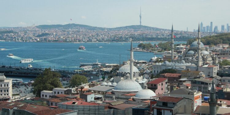 Смрт во хотел во Истанбул: Браќа (17 и 15) пронајдени мртви во хотелска соба