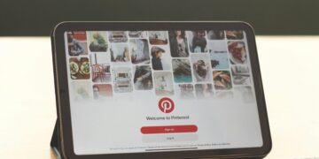 Извршниот директор на Pinterest го поддржува ограничувањето на социјалните медиуми за тинејџери под 16 години