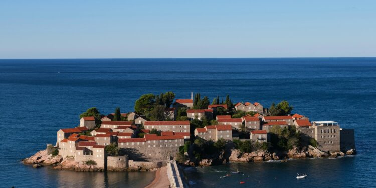 Комплексот Свети Стефан во Црна Гора, повторно ќе се отвори по пет години