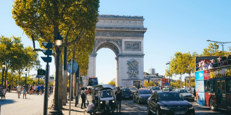 Франција се соочува со недостиг на гориво: Ограничувањето на цените ја зголеми побарувачката