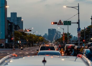 Нови строги правила во Грција: Возачите казнети и кога патниците не носат појас, казни до 2.000 евра