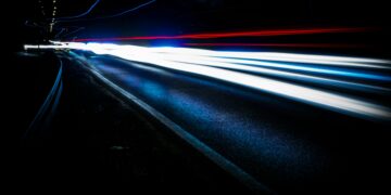 Откриени ултрабрзи темни точки што го предизвикуваат светлосниот лимит