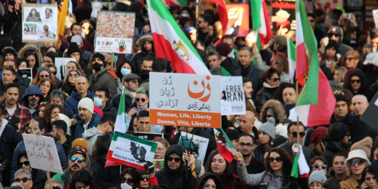 Иранските власти повикуваат на жив штит околу клучните енергетски објекти по заканите од САД