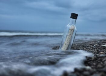 Шише со вознемирувачка порака пронајдено на плажа во Ирска: Полицијата започна проверка