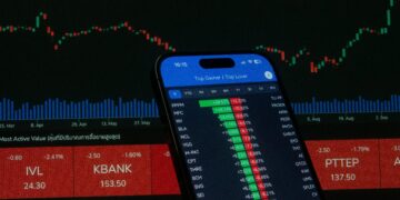 Мешани сигнали на финансиските пазари: Волстрит во пораст, светските индекси под притисок