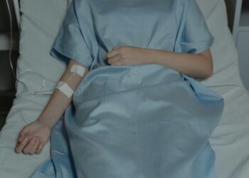 На 22-годишна девојка ѝ дијагностицирале редок рак, па сфатиле дека виновникот е тренд кој експлодирал кај младите