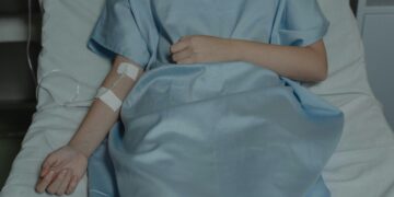 На 22-годишна девојка ѝ дијагностицирале редок рак, па сфатиле дека виновникот е тренд кој експлодирал кај младите