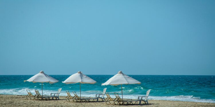 Каде да избегаш летово без финансиски стрес: 8 европски плажи што ќе ти го спасат буџетот