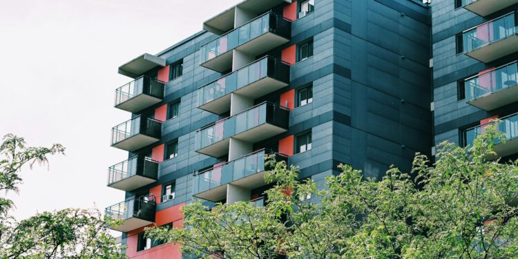 Четири управители на згради ги изгубија лиценците: Утврдени неправилности во работењето