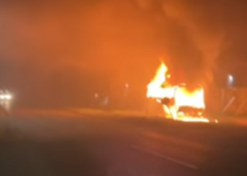 Запален автобус на српската граница со Унгарија: Превозникот ги поддржува протестите