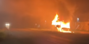 Запален автобус на српската граница со Унгарија: Превозникот ги поддржува протестите