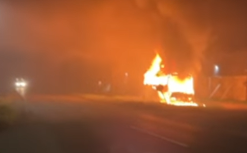 Запален автобус на српската граница со Унгарија: Превозникот ги поддржува протестите