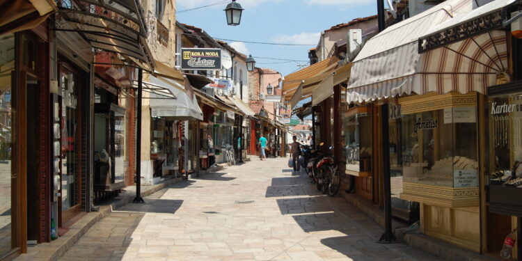 Отстранети нелегалните тезги на влезот во Старата скопска чаршија