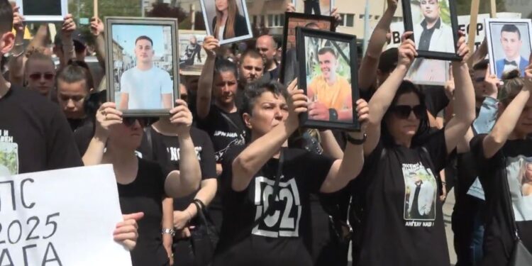 Пет дена без институционален одговор: Семјествата на загинатите од дискотеката „Пулс“ се обраќаат директно до Судска медицина