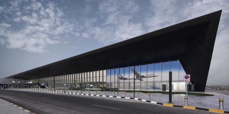 Резервоари за гориво погодени од ирански дронови на аеродромот во Кувајт