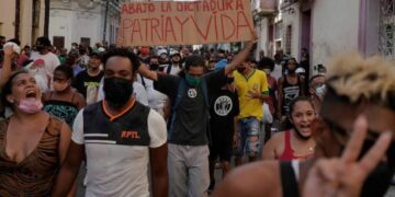 Стотици жители на Хавана на улица: Блокади и бучни протести поради прекините на струја и недостигот на гориво