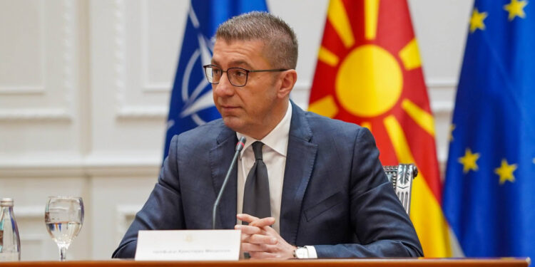 Мицкоски и Реџепи во остар дуел за јазичните политики и уставните измени на денешната седница во Собранието