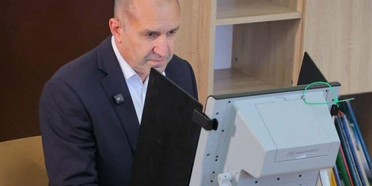 Бугарското Собрание денес гласа за предлог-владата на Радев