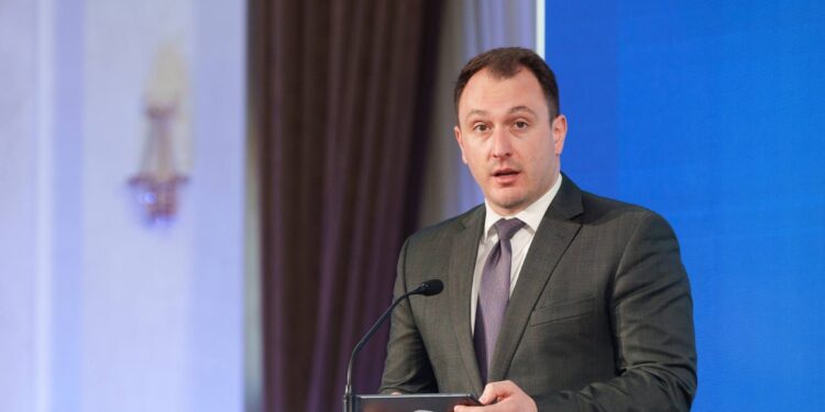 Андоновски: Македонија меѓу првите во регионот ќе добие пристап до „роаминг како дома“ во ЕУ