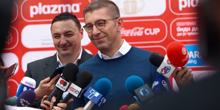 Премиерот Мицкоски присуствуваше на првата сезона на „Плазма Спортските игри за млади“ на Плоштад Македонија