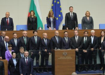Парламентот во Софија изгласа нова влада: Радев на чело на 107-от кабинет