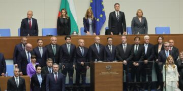 Парламентот во Софија изгласа нова влада: Радев на чело на 107-от кабинет
