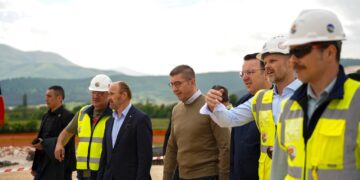 Мицкоски: Коридорите 8 и 10 се врвен државен приоритет, почнува и тендер за гасоводот со Србија