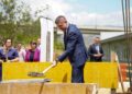 Премиерот Мицкоски на стартот на доградбата на ООУ „Јоаким Крчовски“: Инвестиција за подобро образование за нашите деца