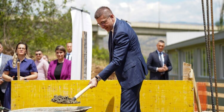 Премиерот Мицкоски на стартот на доградбата на ООУ „Јоаким Крчовски“: Инвестиција за подобро образование за нашите деца
