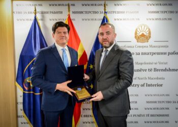 Министерот Тошковски се сретна со евроамбасадорот Рокас: ЕУ ја продолжува поддршката за МВР