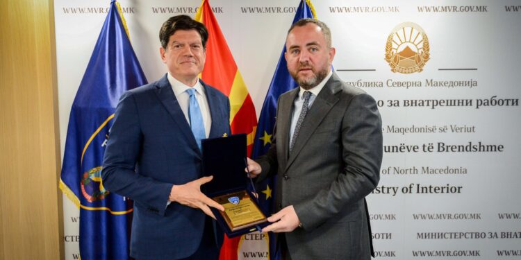 Министерот Тошковски се сретна со евроамбасадорот Рокас: ЕУ ја продолжува поддршката за МВР